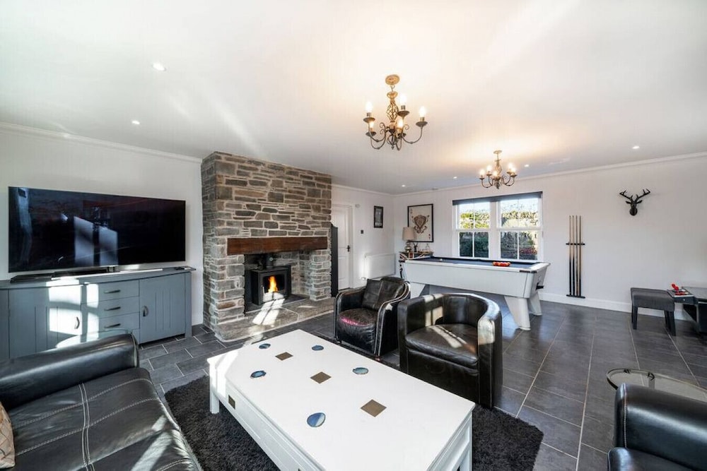 Thatched Cottage - hot tub BBQ and Pool Table view 2