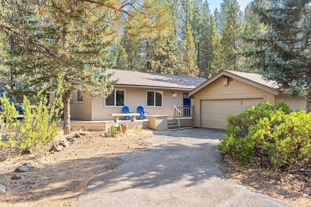 2 Killdeer Home features Private Hot Tub and Bikes to Explore Sunriver by RedAwning view 4