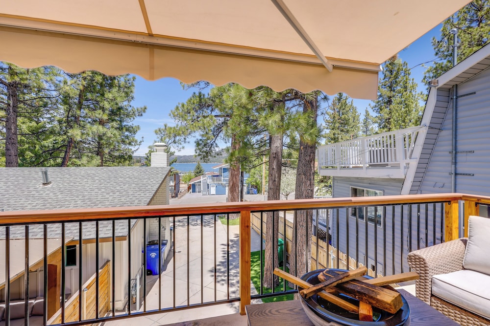 Walk to The Village Shops/eats: Big Bear Lake Home