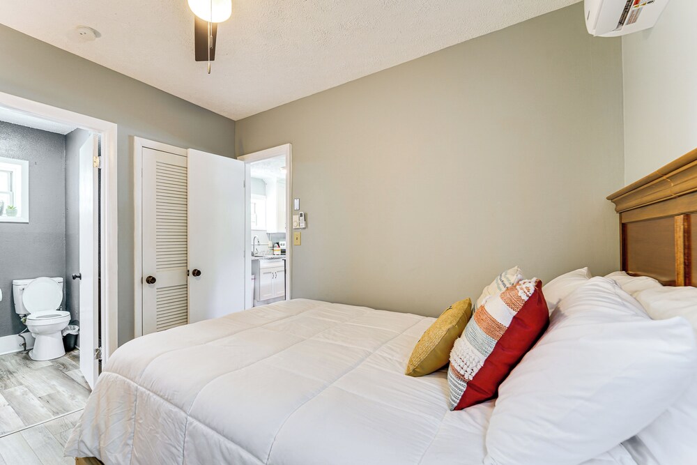2 Mi to Main Street: Cozy Cabin in Monterey!