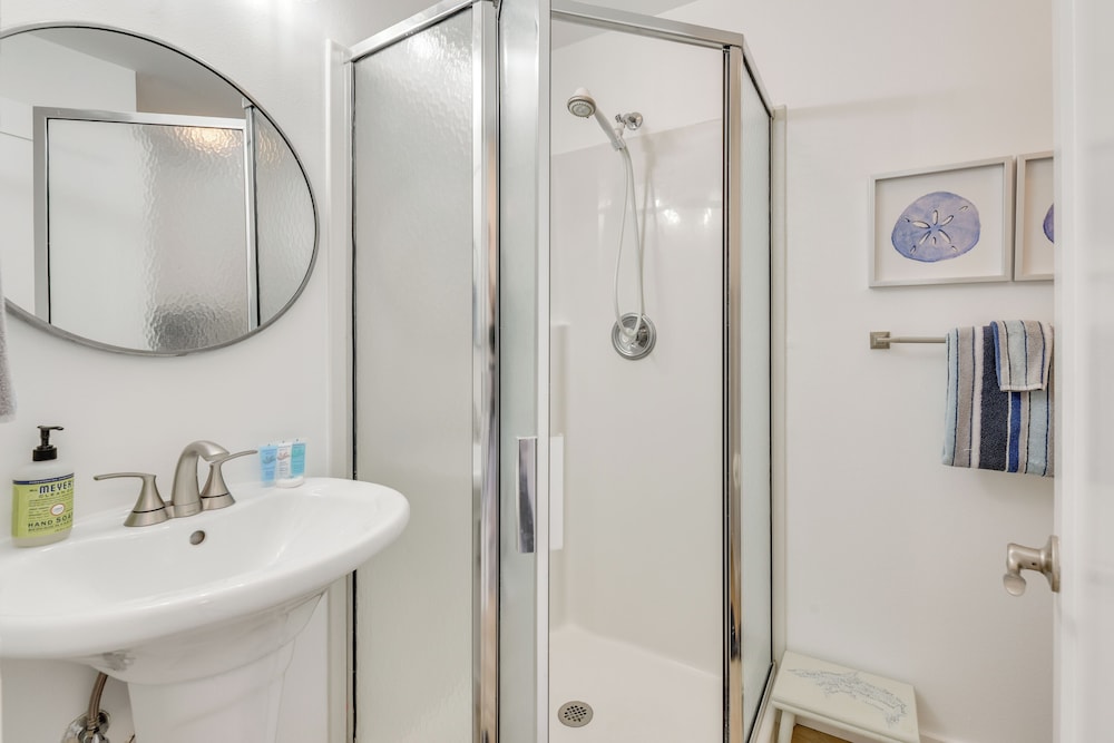Walk to Sand! Modern Okaloosa Island Condo