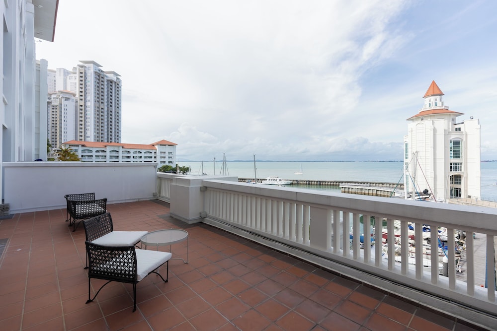 Straits Quay Waterside Suites
