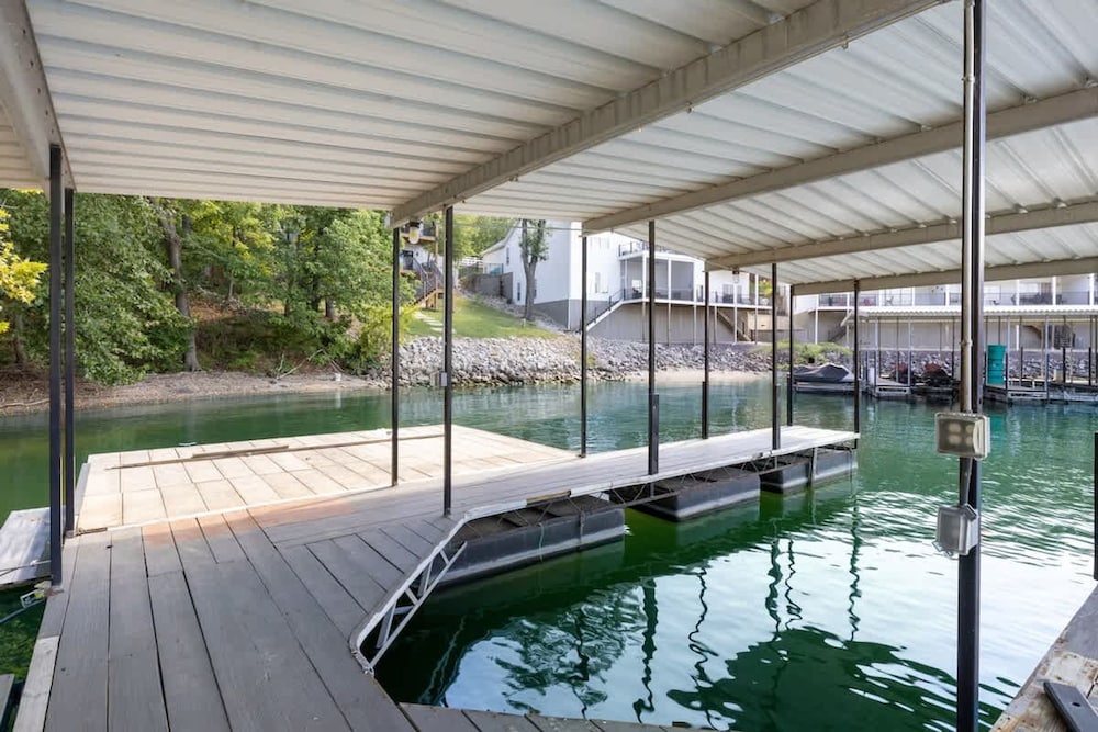 Luxury Waterfront Lakehouse With Private Dock Views