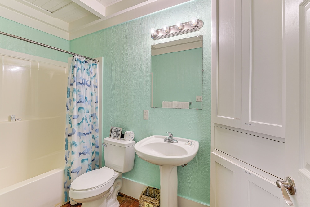 Walk to Beach: Home w/ Hot Tub & Deck in Gilchrist
