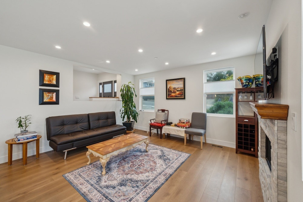 Panoramic Ocean Views Modern Coastal Escape 3 Bedroom Home