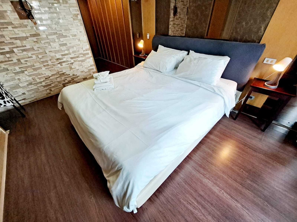 2D - 3 Bedroom Downtown Apartment With Shared Pool