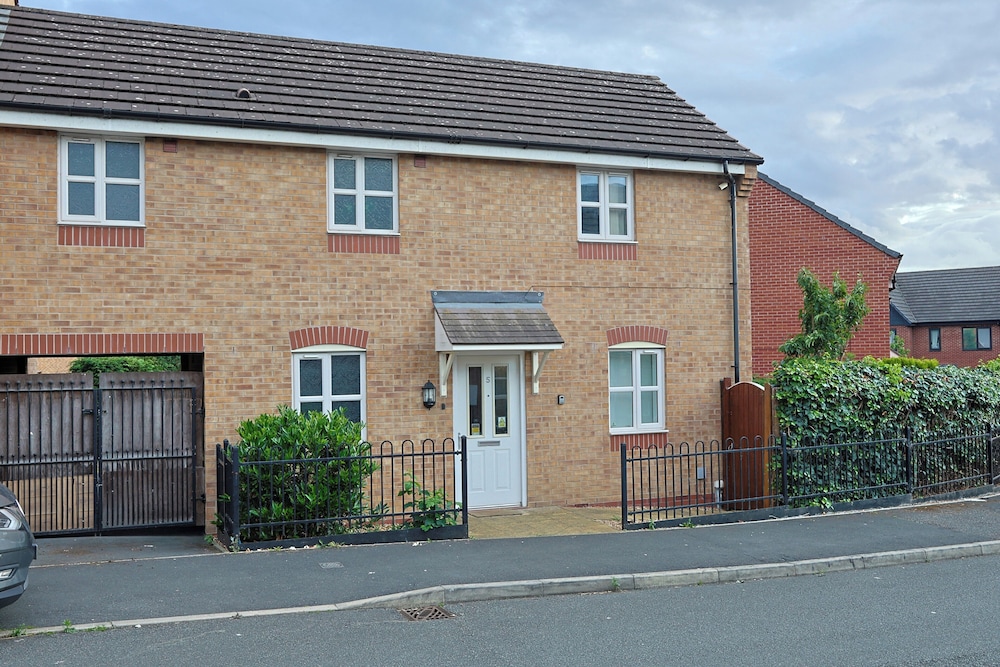 Manchester 3-beds, Sleeps 6 With On-site Parking