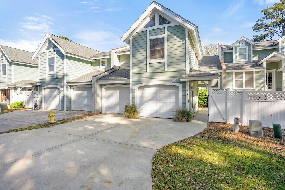 Tasteful 2 Story 4 Bedroom, 4 Bath Home! New on Rental Program, Sleeps 12!