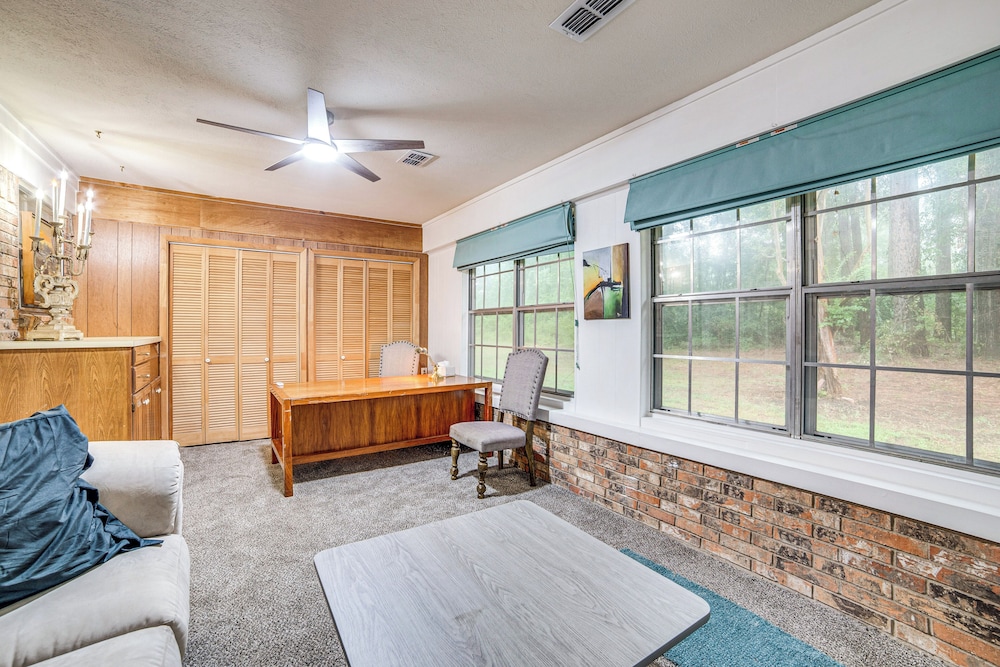 Family Getaway on 4 Acres in Mineola!