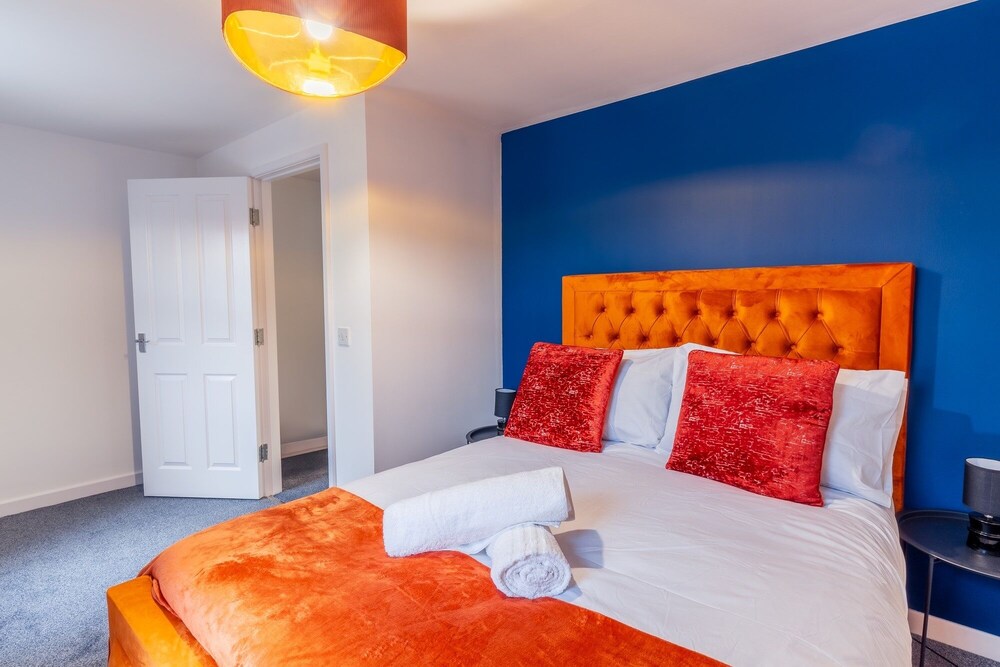 Stylish 3-bedroom House With Parking - Sleeps 6