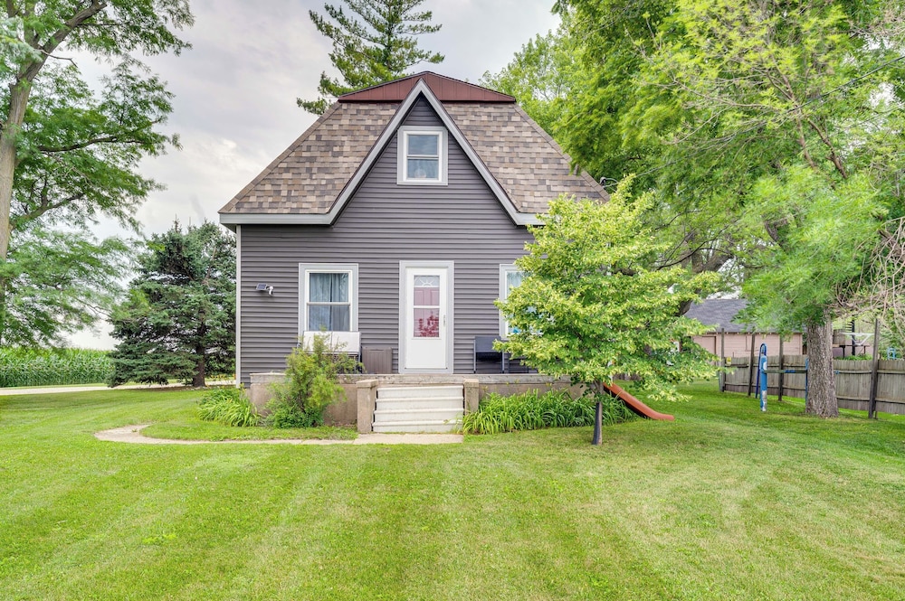 Charming Eagle Grove Farmhouse w/ Patio! view 5