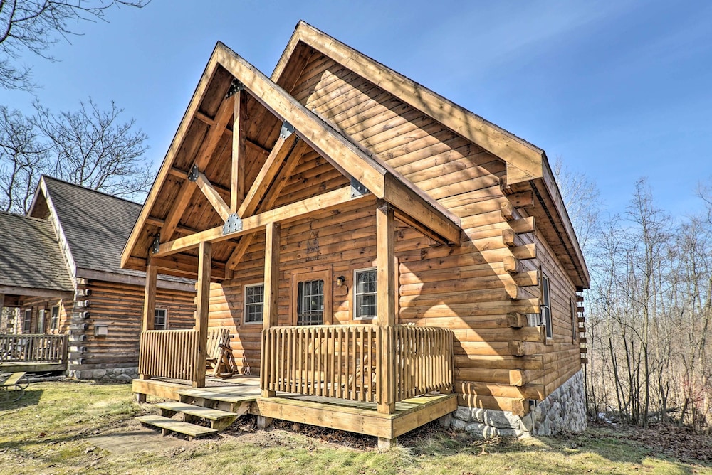 Fire Pit & Porch: Warm & Woodsy Rothbury Escape! view 3
