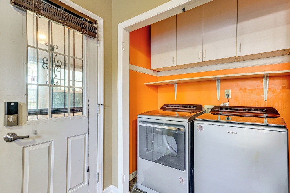 2 Mi to Dtwn Greensboro: Pet-friendly Retreat!