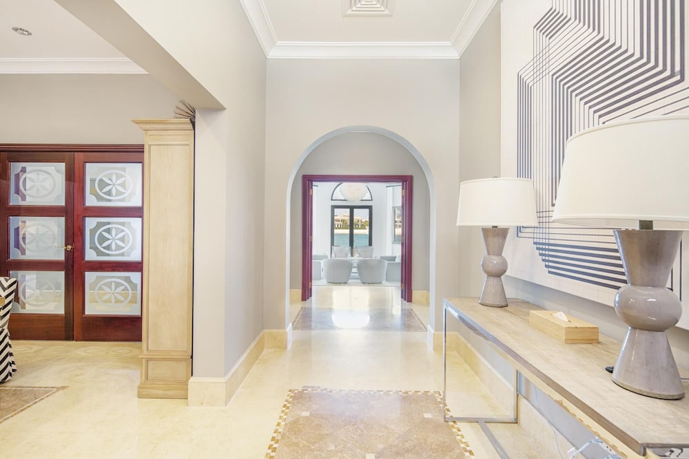 Palm Jumeirah Beach Front XL Villa w Prvt Pool