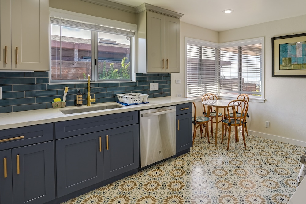 Stunning Bay-view Home in Kensington! view 5