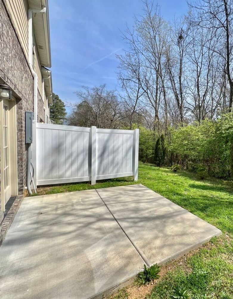 3 Kings Garage Front Yard Washer Dryer