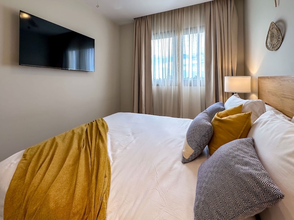 4 Bedroom Beach Penthouse w Private Rooftop