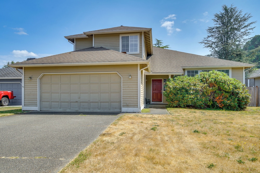 Walk to Hiking Trails: Renton Home w/ Fenced Yard!