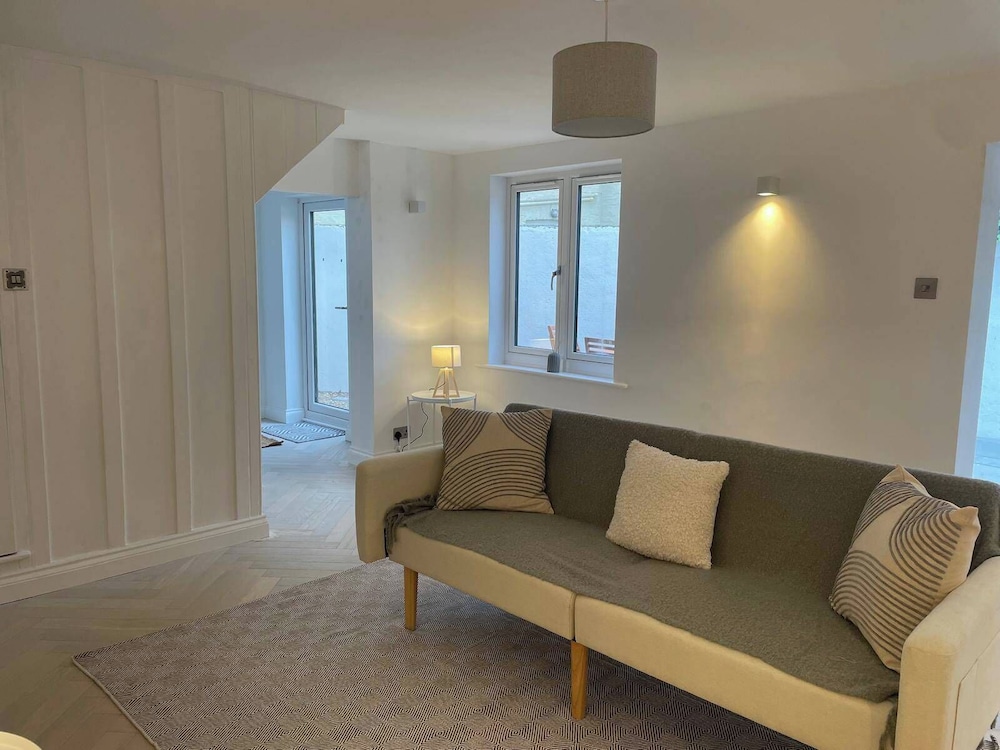 Seaside Retreat - Sleeps 5, Garden & Parking