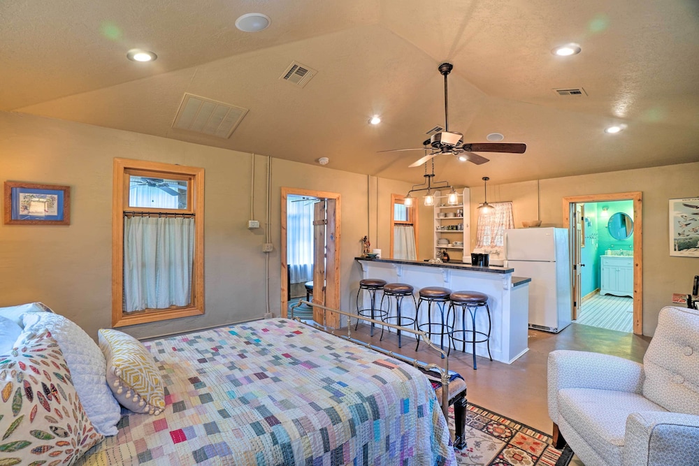 Enchanting Hilltop Cottage in Medicine Park! view 4