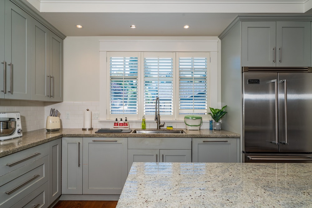 Elegant & Cozy Escape West Vancouver