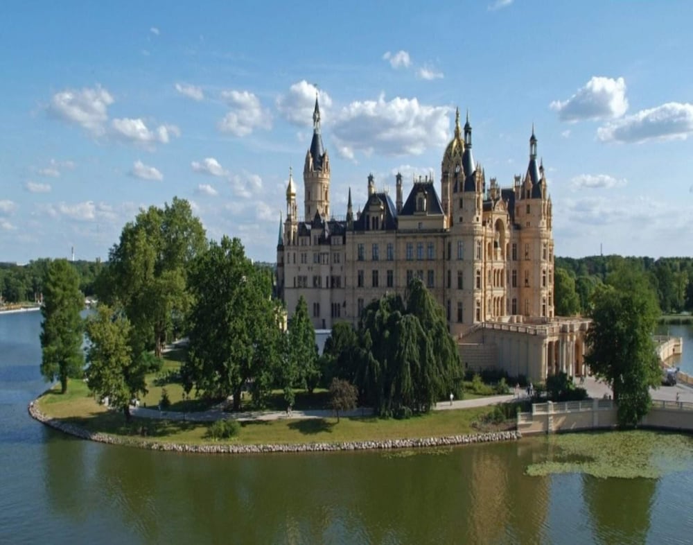 Chalet Near Schwerin With Golf & Castle Views