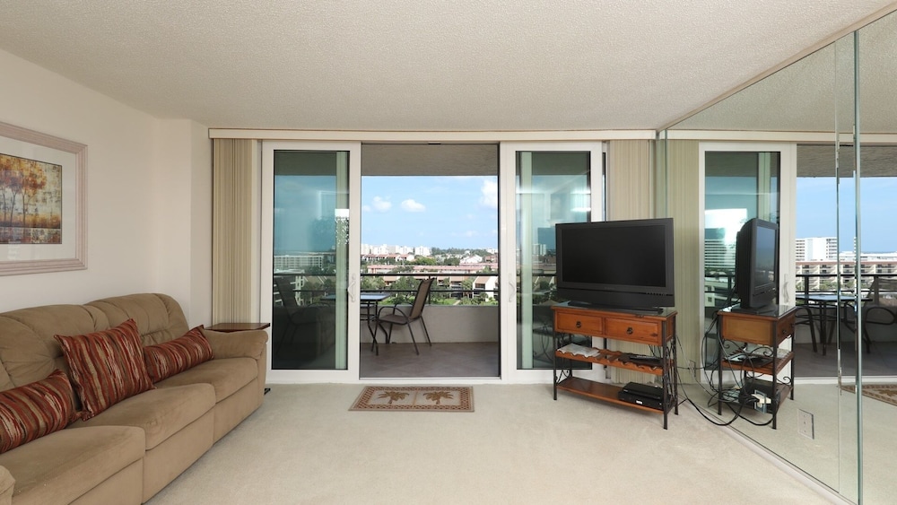 Anchorage Resort 9th Floor 2-Bedroom Condo with Balcony- Gulf Views! Pool, Beach 2 Condo