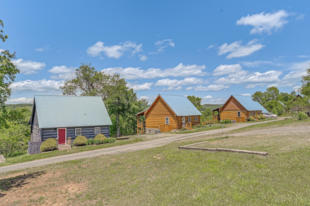 2 Mi to Mabry Mill: Mtn-view Cabin w/ Porch!