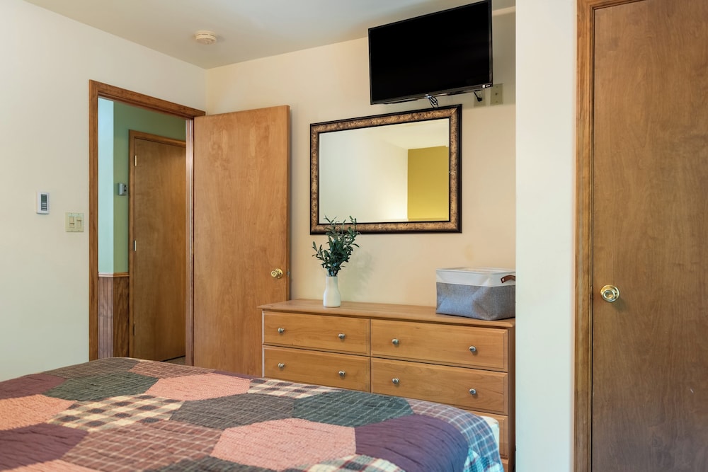Coyote Cabin by Avantstay Hot Tub + Walk to Lake view 4