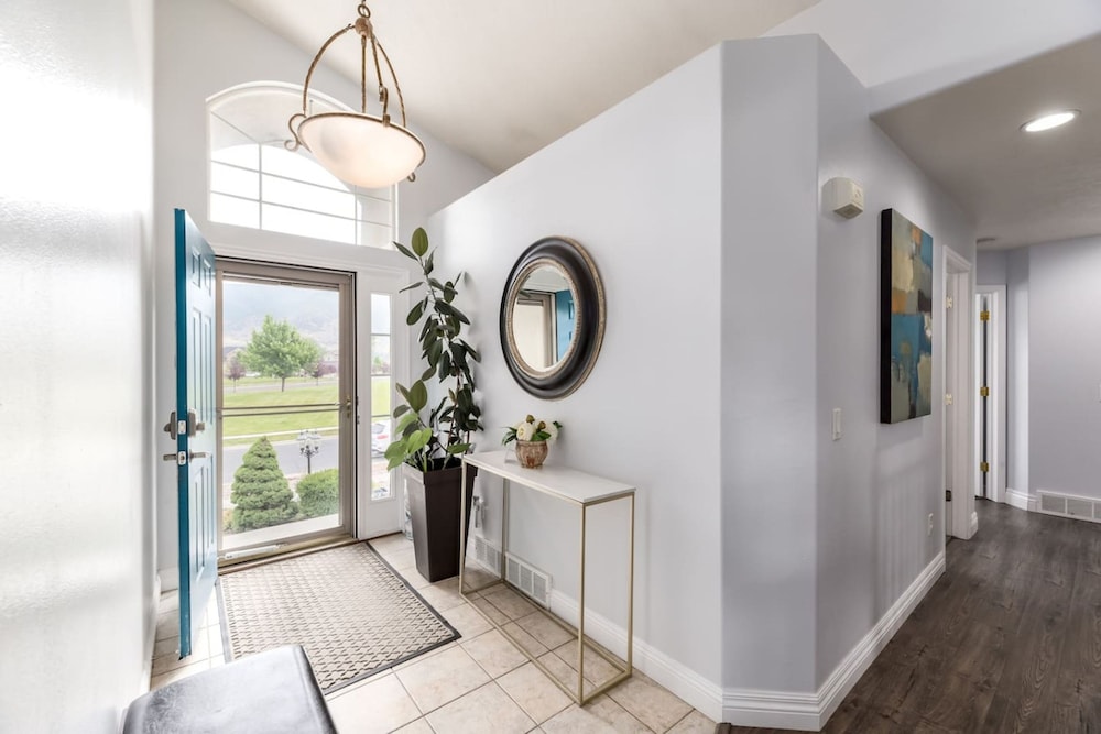 Farmington Gem 6BR Private Fenced Yard Sleeps 15