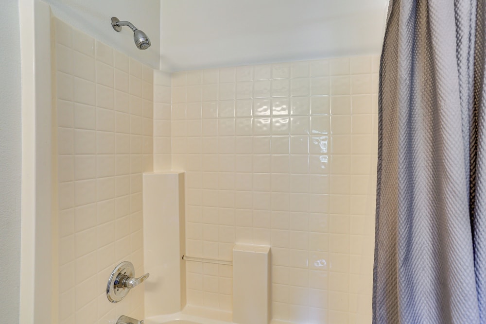 10 Mi to Redding: Serene Escape w/ Spacious Yard!