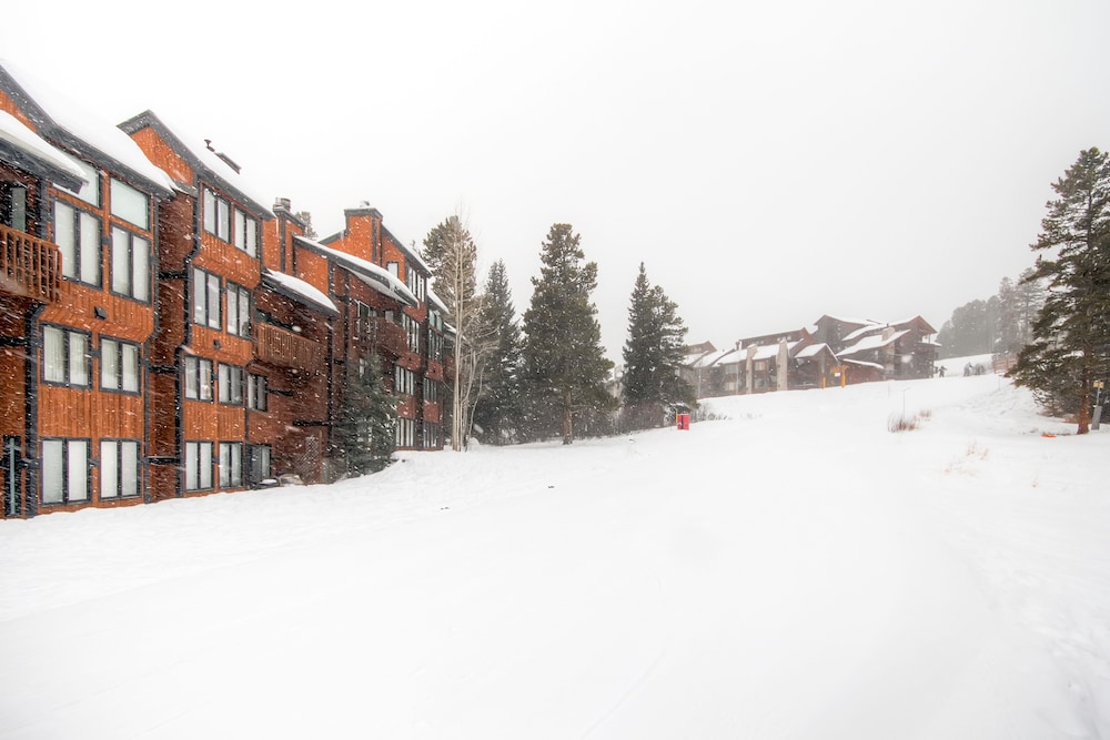 4 O'Clock Lodge D26 - Walk to Lifts/Walk to Town by RedAwning view 5