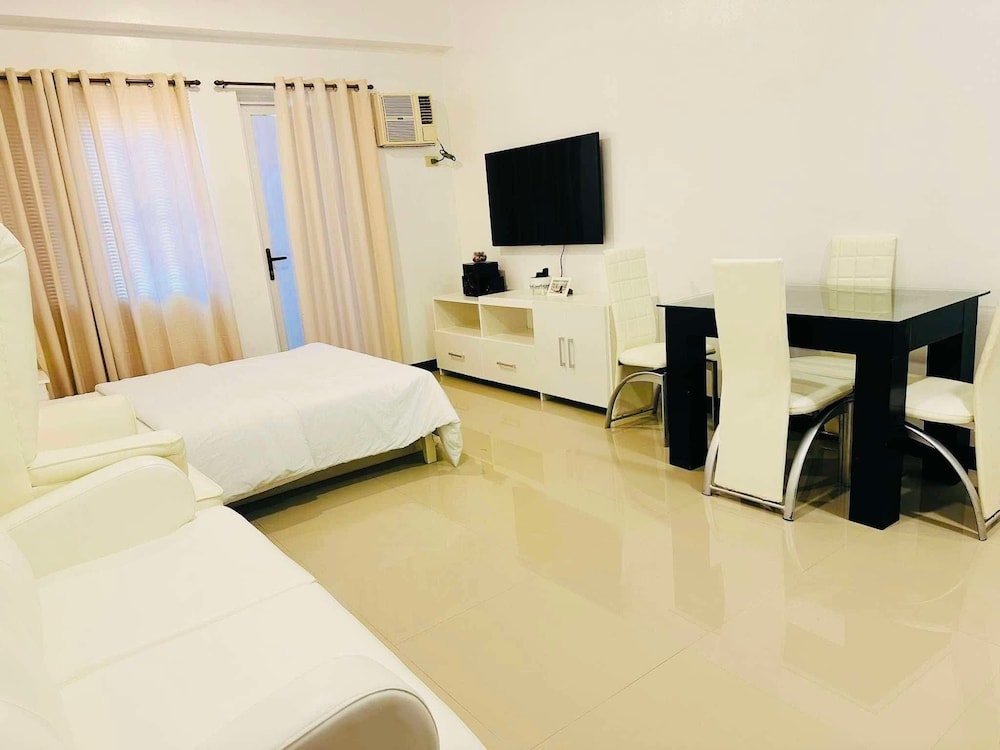 Cozy Studio in Parañaque - Perfect for Transients and Long-stayers Alike
