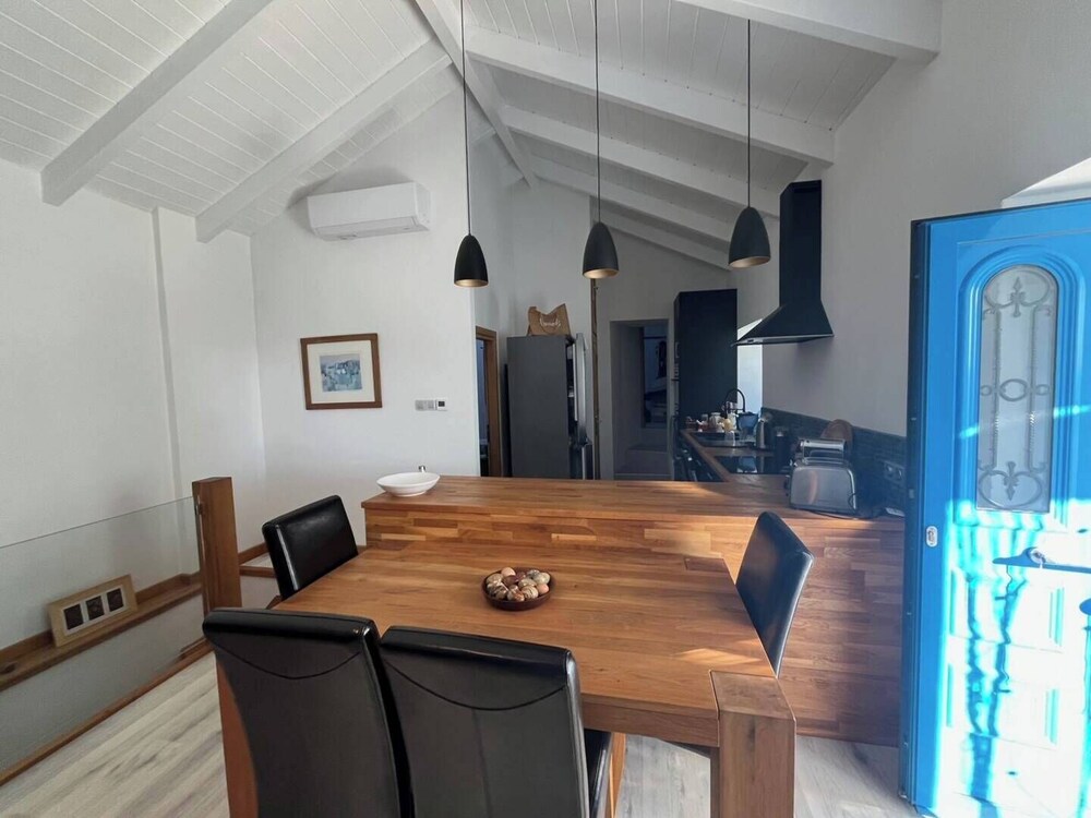 The White House Evgrious, Sleeps 4, Close to Beach