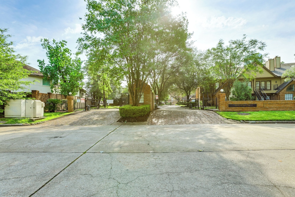 Pet-friendly Condo w/ Pool Access in Houston