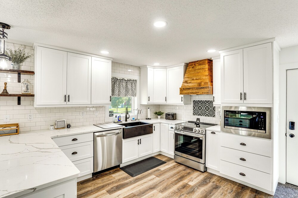 15 Mi to Downtown Sioux Falls: Gem w/ Yard!