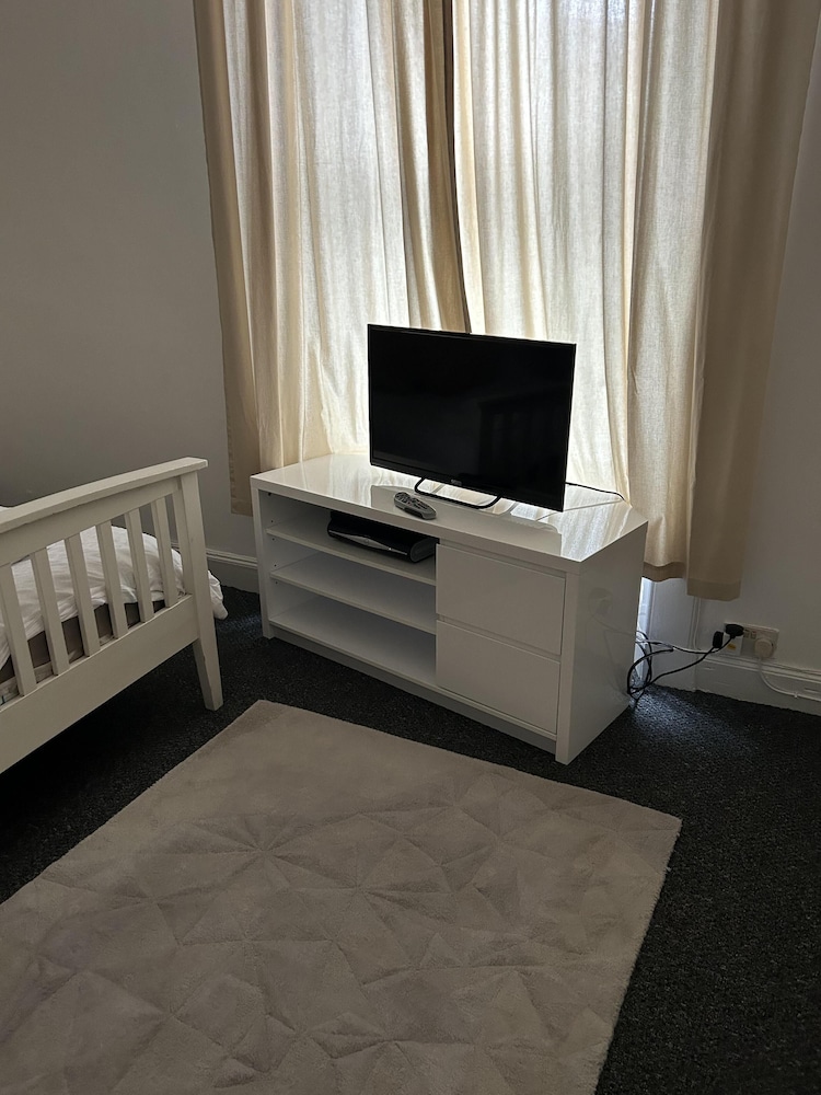 Immaculate 1-bed Apartment in Largs view 4