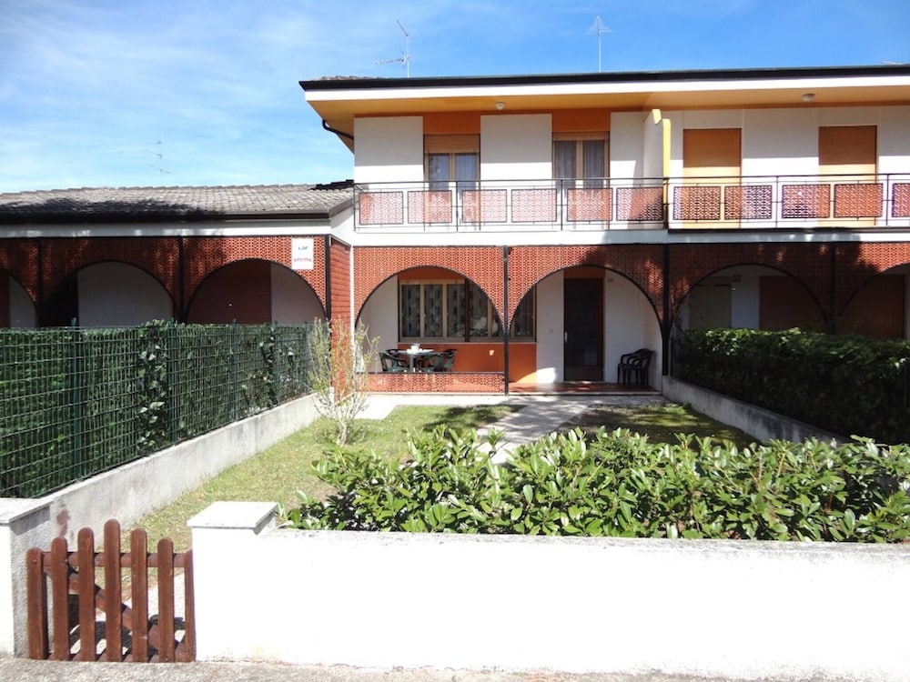 Beautiful House With Garden Near the Beach by Beahost Rentals view 3