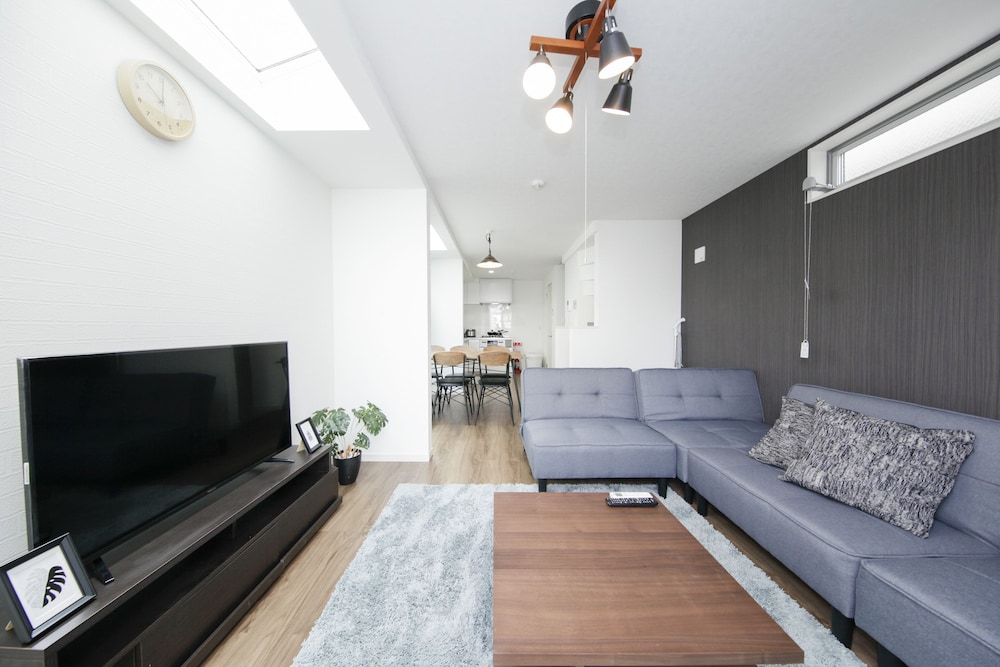 Higashi-Rokugo House WHITE by Tranova