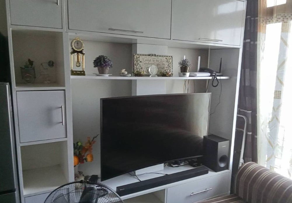 Araneta Cubao No Brown Outs 1BR Furnished Condo With Balcony Free Wifi Netflix