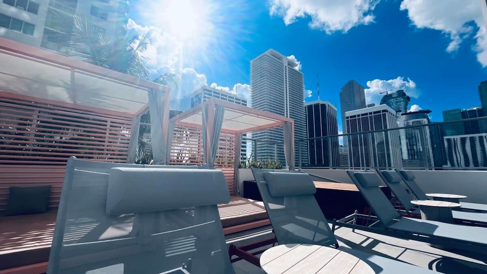 Relax Above Miami Skyline Views Gym Pool