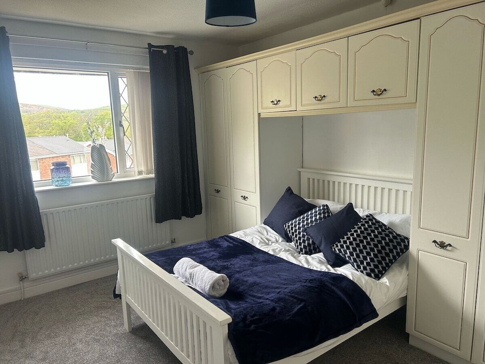 Family & Group Stay 3 Bedroom Swansea Home