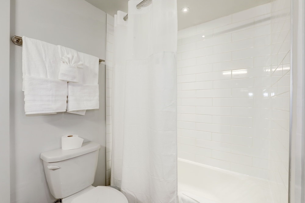 Elegant 2BR Apartment Minutes From DC