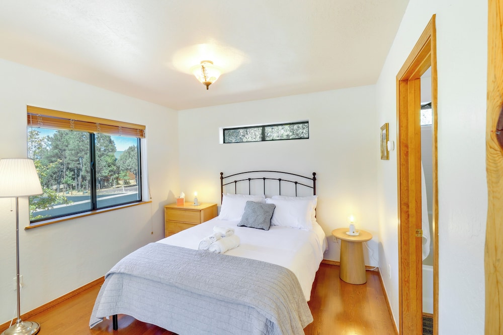 Pet-friendly Show Low Cabin w/ Patio & Gas Grill!