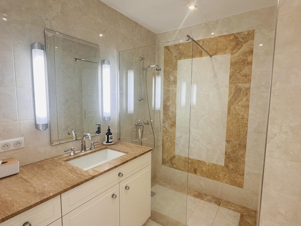 One Bed Apartment Just Minutes Walk From the Croisette and the Palais in a Secure Residence - 1693