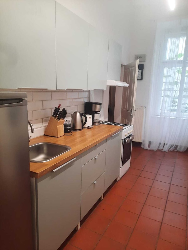 Modern 1BR With Living Room Central