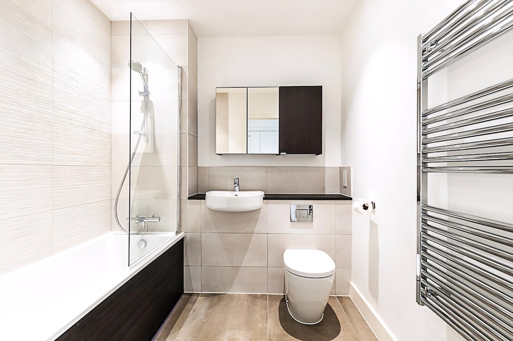 Modern 2-bed Flat With Terraces in Leyton