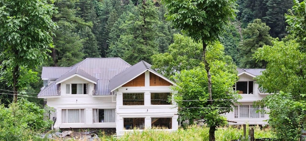 Xenious White House Eco Resort