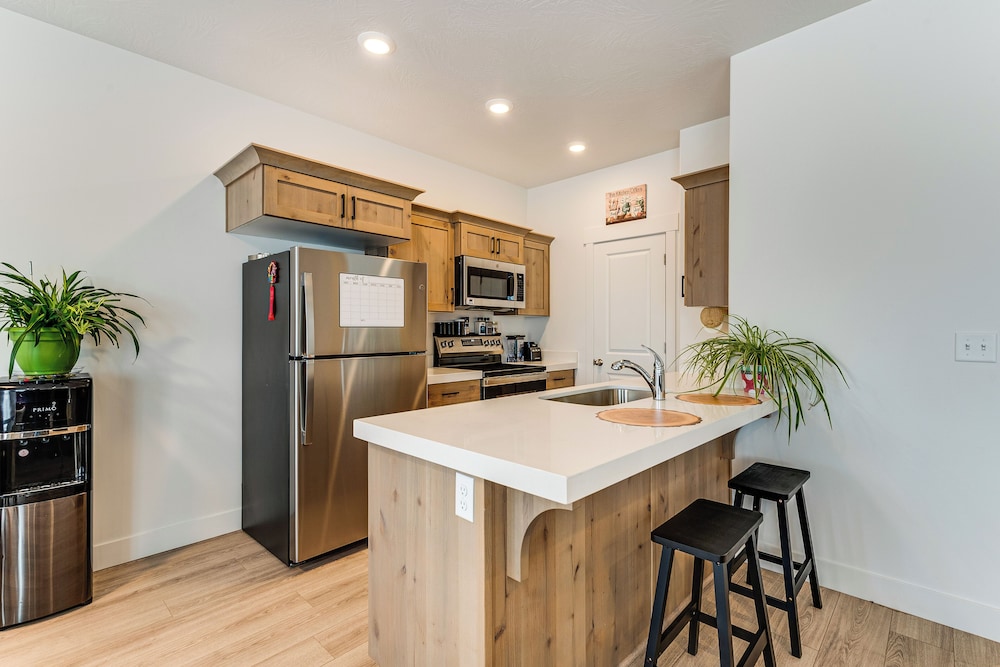 5 Mi to Trails: Townhome in Eagle Mountain