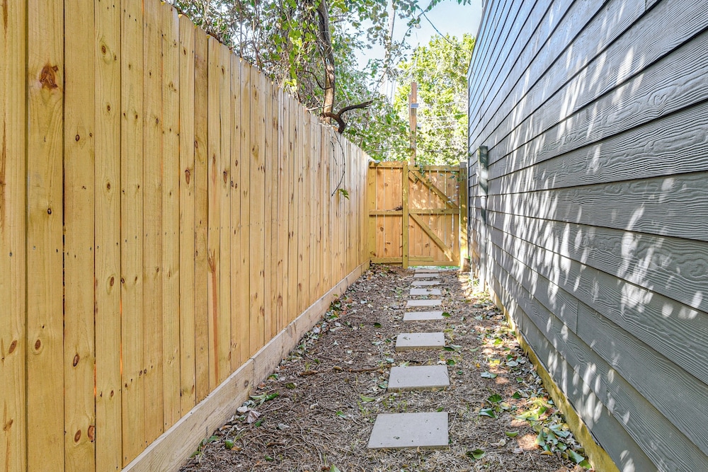 2 Mi to Dtwn Houston: Stylish Retreat w/ Balcony